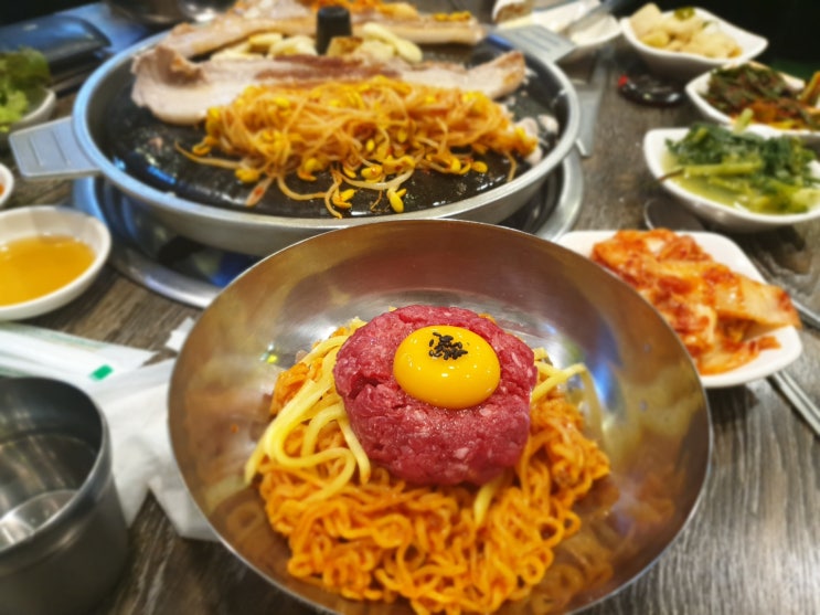  시장 갬성 속에서 진짜 쫄면이 떠올랐던 "신림 육회비빔라면"