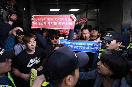 내달부터 장애등급제 폐지…'보험금 분쟁' 불쏘시개 되나 내달부터 장애등급제 폐지…'보험금 분쟁' 불쏘시개 되나