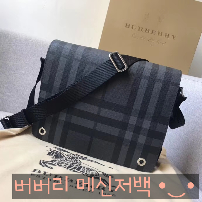  버버리 메신저백 비스듬히 걸쳐