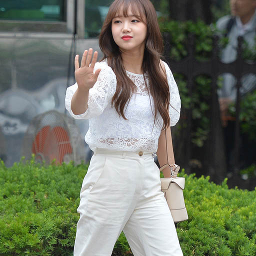  위키미키 최유정, 러블리즈 정예인 출근길 가방! 요즘 핫한 가방 BBYB(비비와이비)네요