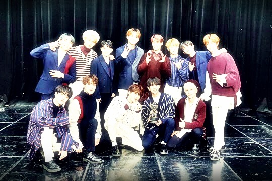 세븐틴, 비행기 지각 탑승·연착 "전세기 사라" 승객 분통 세븐틴, 비행기 지각 탑승·연착 "전세기 사라" 승객 분통