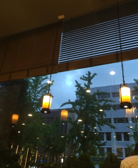  반가운 얼굴 집 앞 스타벅스에서 만나요