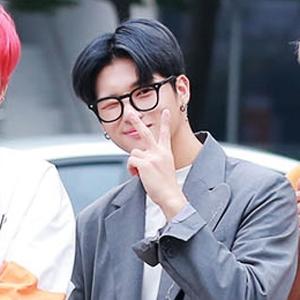  V:SUN 에이티즈 우영 뮤직뱅크 출근길 패션. 브이선 VBOIS400-01(48)