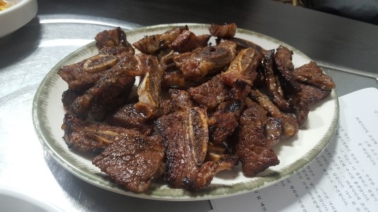 을지로 용강식당의 LA갈비 및 오삼불고기 을지로 용강식당의 LA갈비 및 오삼불고기