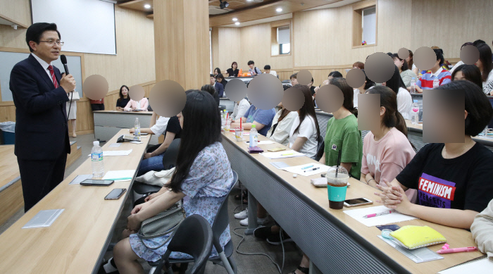  황교안 아들 스펙없이 대기업 합격 일화 소개  논란 숙명여대 특강