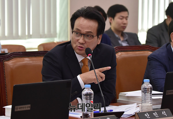  "일개 의사가" "대가 치를 것"… 안민석 민주당 의원 '막말'