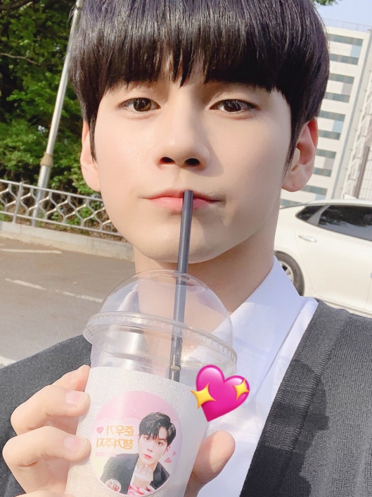  옹성우의 서포트 인증법(드라마 열여덟의 순간 촬영장 서포트 인증 모음)