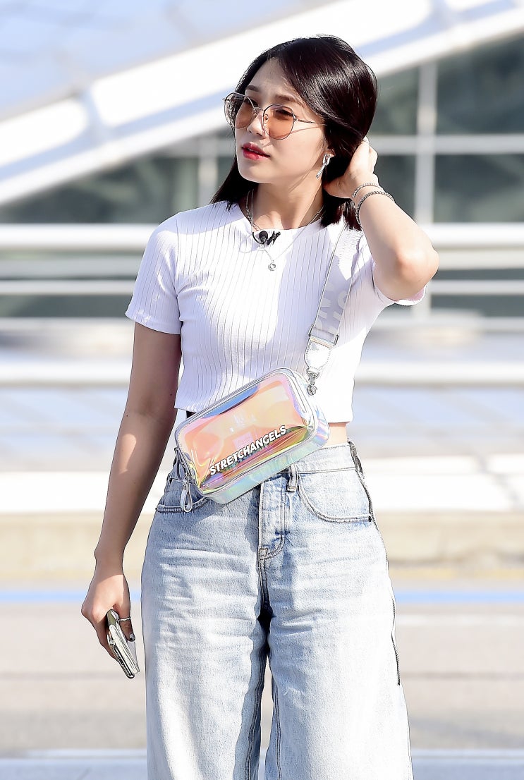  에이핑크 정은지 공항패션 여성크로스백은 아이스젤리 파니니백 예쁘다 예뻐!!