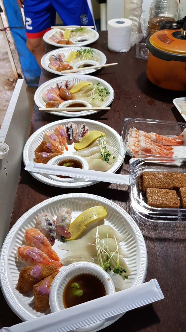  족구장에 일식 초밥을~