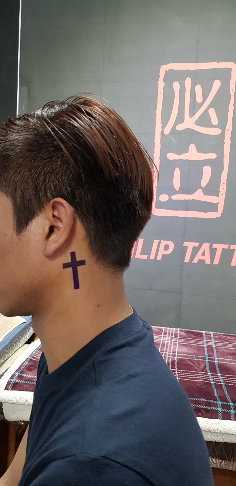 목에 얼굴 문신을 한 남자 사진 – Unsplash의 무료 초상 이미지, image size:800x1646