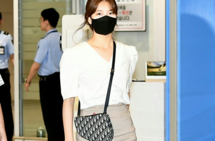 수지 공항패션 유어네임히얼 청순한 아름이, 디올 클러치 백 수지 공항패션 유어네임히얼 청순한 아름이, 디올 클러치 백