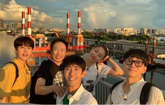  더 짠내투어 가오슝 펑리수 무료 대만 가정식 레스토랑 돼지기름밥 대만식 왕만두 탕바오 맛집 아이허강 14800원 가성비갑 5성급 호텔 숙소 촬영장소 더짠내투어 용진투어 한혜진 옷