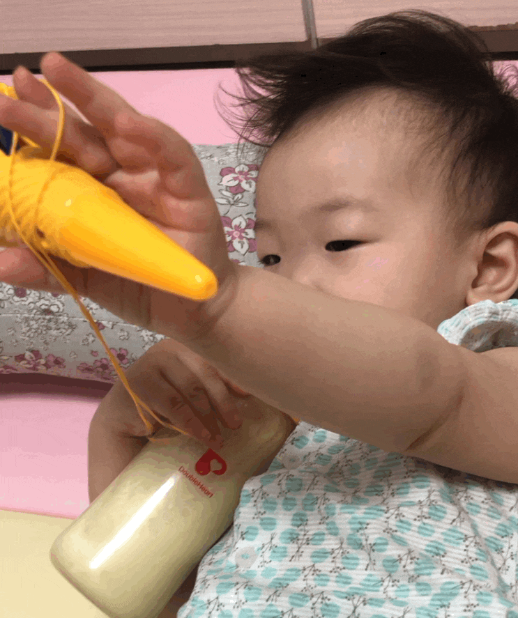  돌치레로 고군분투중인 아기 산양분유로 영양보충해요.