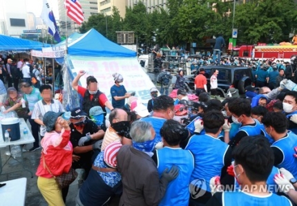 광화문 대한애국당 천막, 격렬 저항 속 40여일만에 철거 광화문 대한애국당 천막, 격렬 저항 속 40여일만에 철거