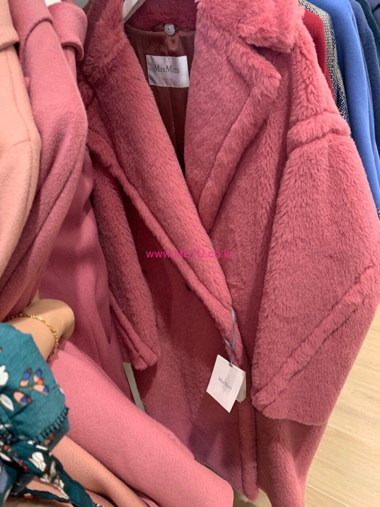  막스마라 한예슬 코트 입고! MAX MARA 막스마라 오버핏 핑크 테디베어 퍼 코트 / 메투 독일구매대행 METU 유럽 명품 해외 아울렛 세일 핫딜 특가 정품 구매대행 / 조로우