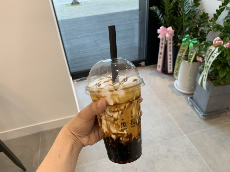  [일산 카페] 라페스타 새로 생긴 ‘흑화당’ 대만 흑당밀크티!! 요즘 유행하는 흑설탕에 조린 쪽득한 버블 밀크티 추천