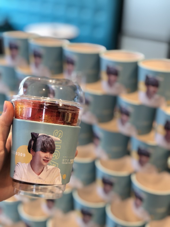 [컵홀더광고] 방탄소년단 슈가 컵홀더 광고 사례