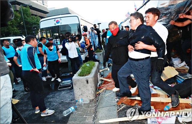  [뜨겁다] 광화문 텐트 전쟁, 조원진 박원순 도전에 K.O 완승, 철거 5시간만에 6동 다시 설치