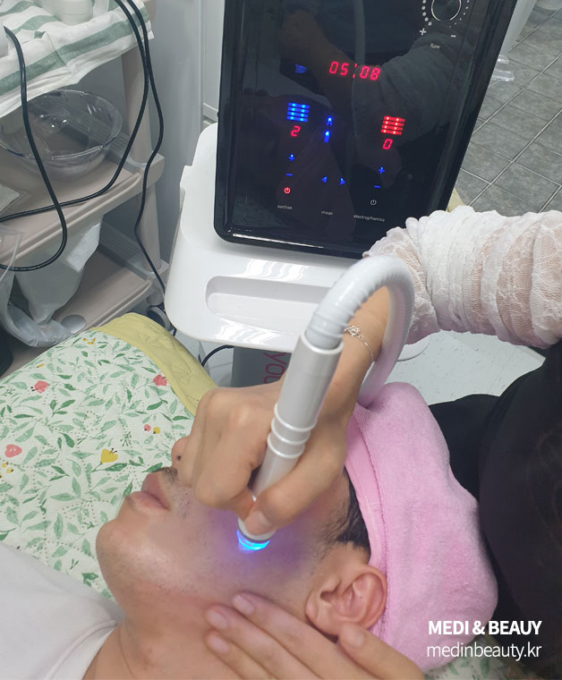  아쿠아필링기 끝판왕 관리실에서 사용하는 장비 역시 출력부터 다르죠