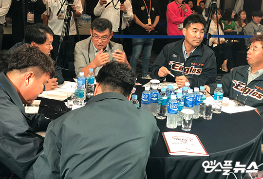  상처만 남는 한화식 리빌딩, 명분도 성과도 안 보인다 - 베테랑 홀대와 상처만 남은 한화식 리빌딩, 공정한 원칙에 따라 사람 향한 배려도 필요