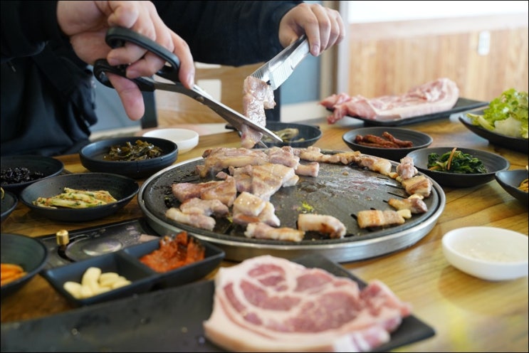  sbs생방송투데이 자족식당 '까망깨돈' 역시 명성대로~