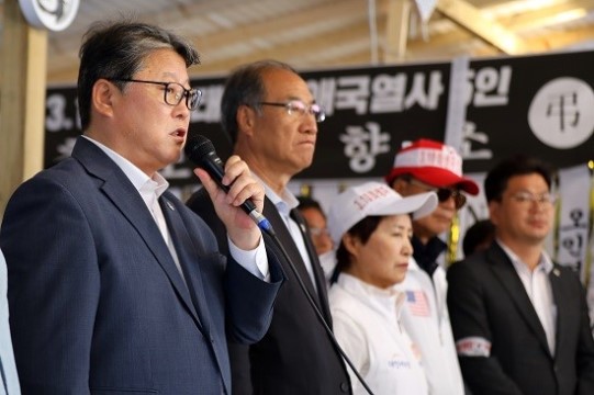  돼지우리 공화당 광화문 천막철거 재점거 조원진