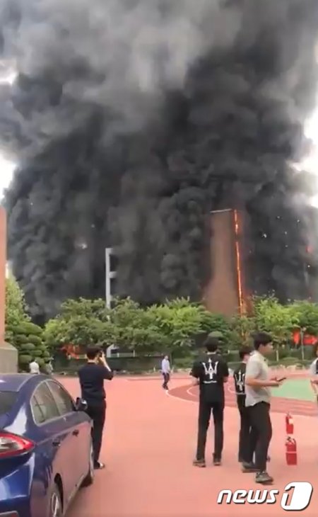 서울 은명초등학교 화재, 교사 2명 연기 흡입