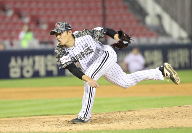  "이제 KBO 리그의 새로운 역사를 확인하는 순간입니다."   - KBO 최초의 비선수 출신 한선태 선수