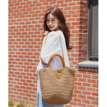  쿠론 써머 에디션 라탄백 & 네트백으로 완성하는 쿠로니스타 안현모 여름 바캉스룩!