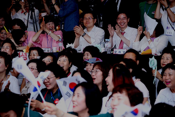 [여의도25시] 자유한국당 여성당원들, 바지 내리고 '엉덩이춤' 논란