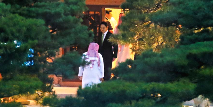  승지원 앞마당에서 이재용 삼성전자 부회장이 무함마드 빈 살만 사우디 왕세자 일행을 맞이하고 있다