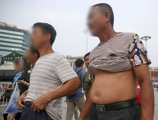  베이징 비키니(Beijing bikini)는 여름에 배를 까고 다니는 중국 남자들의 옷차림