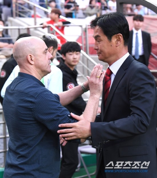 이슈 중심에 선 최용수 감독, K리그에 스토리텔러가 떴다 이슈 중심에 선 최용수 감독, K리그에 스토리텔러가 떴다