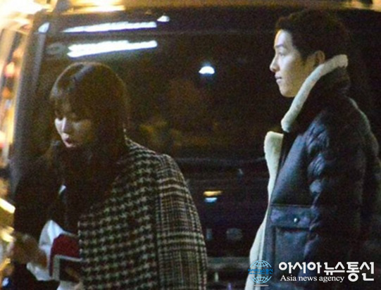 송중기-송혜교 열애 알던 ‘디스패치’.. 이혼도 알고 있었나? 도쿄에서까지 현장 포착 “데이트도 드라마처럼 송중기-송혜교 열애 알던 ‘디스패치’.. 이혼도 알고 있었나? 도쿄에서까지 현장 포착 “데이트도 드라마처럼