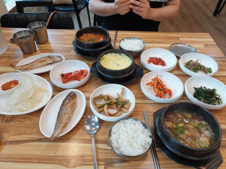  된장찌개와 김치찌개 맛있는 시골밥상
