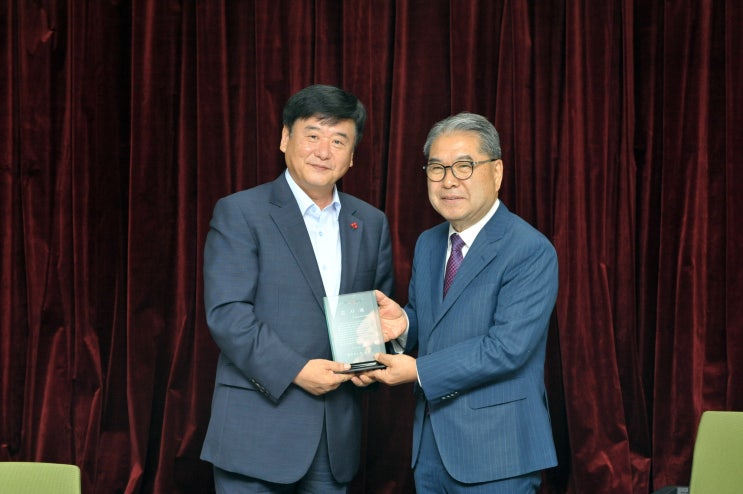 동두천시, 이재정 경기도 교육감에 감사패 전달