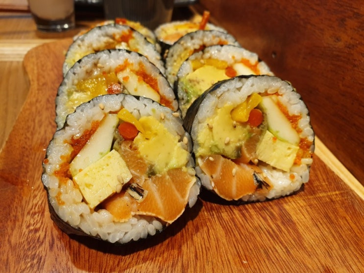  전농동 맛집 맨손의스시 감동적이었던 연어아보카도롤