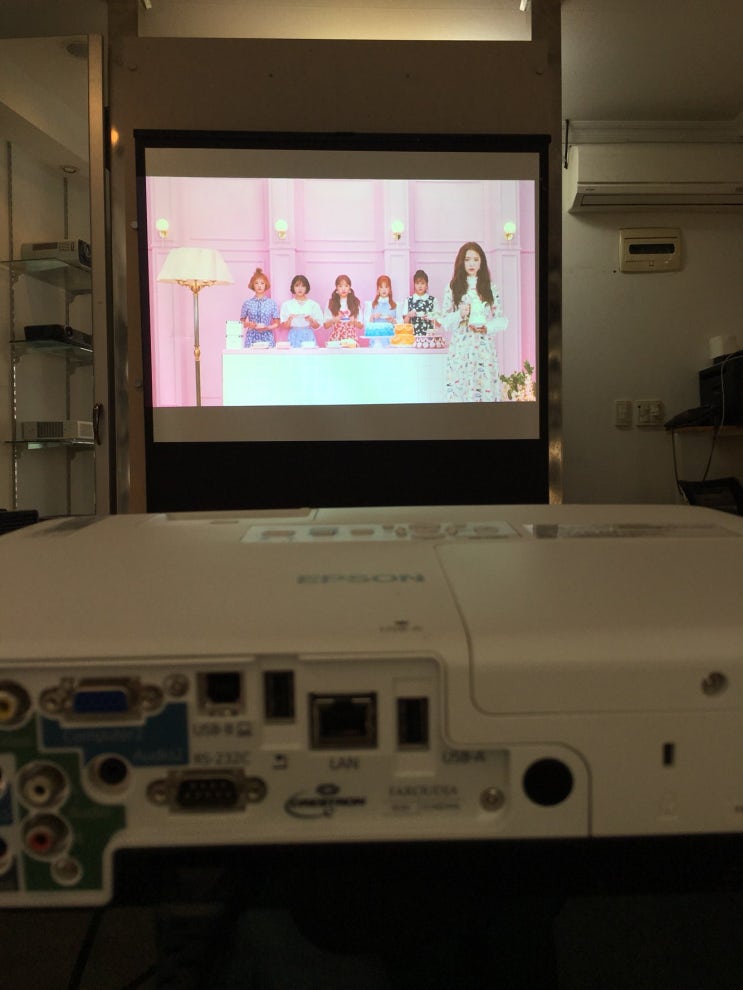  가정용 빔프로젝터 이거 하나면 고화질 영화관