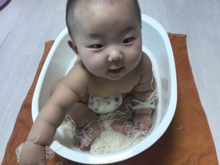  [육아놀이] 7개월아기 촉감놀이!! 유기농 소면으로!