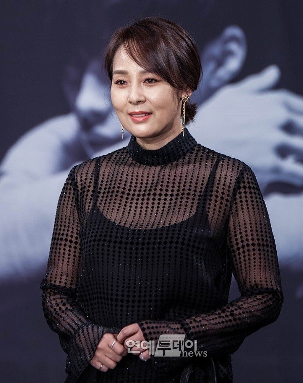  영화배우겸탤런트 전미선이 오늘 전라북도 전주시에있는 호텔에서 자살하면서 사망했네요,