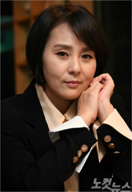  사회면 기사 – 배우 전미선 숨진 채 발견...석연치 않은 점 몇 가지/ 故 전미선, 죽기 전 부친과 '마지막 4분' 통화/ 전미선 “‘대인기피증’으로 은둔생활” 과거 발언 재조명