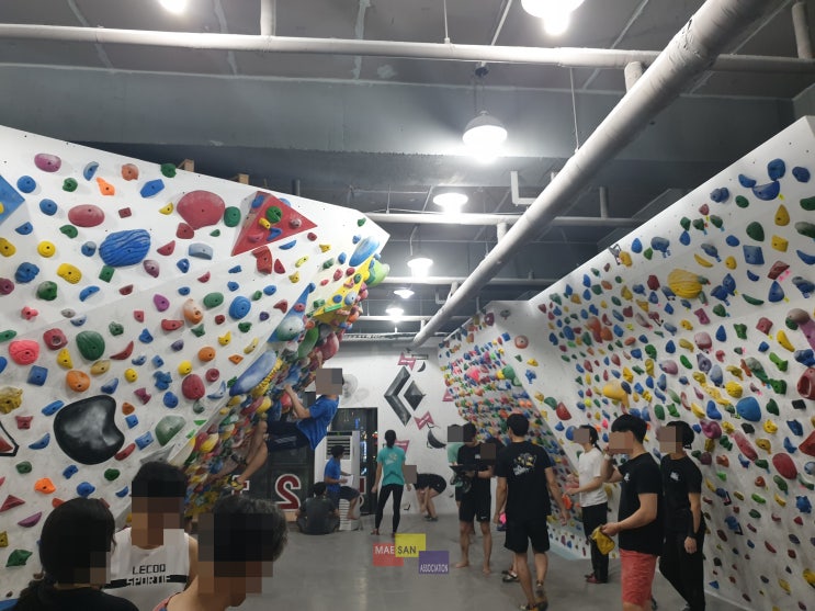 어제 수원 플러스클라이미장에서 짝수 달 마지막 주 금요일 볼더링 페스티벌을 했습니다
