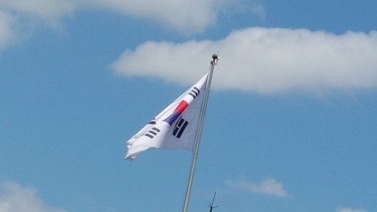  정치란 사탕을 먹금어도 혀를 배일 수 있다. (삼천마 시론)
