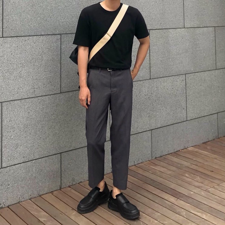  미니멀 실켓 티셔츠 (큐쓰) / SS 크롭 세미와이드 슬랙스 (큐쓰) / 키코코스타디노브 x 캠퍼 / 2WAY 크로스 백팩 (큐쓰) (QSS 데일리룩)