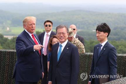  文대통령, DMZ서 트럼프에 `개성공단` 설명