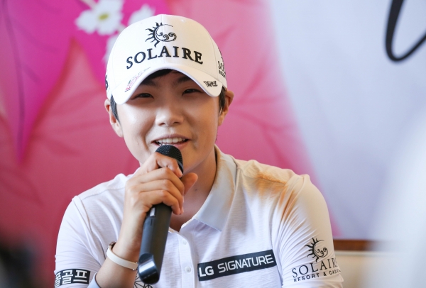  "치면 붙었던 웨지 샷이 일등공신"...LPGA투어 월마트 NW 공동선두로 우승경쟁에 나선 박성현