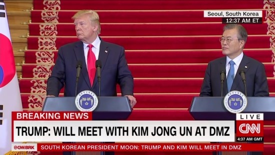  "오늘 무슨 일 일어나는가 봐요"
