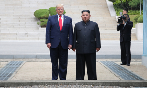 [트럼프 김정은] 판문점서 함께 군사분계선 넘어...북한 땅 밟은 최초의 미국 대통령