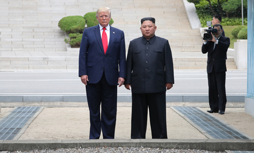  [트럼프 김정은] 판문점서 함께 군사분계선 넘어...북한 땅 밟은 최초의 미국 대통령