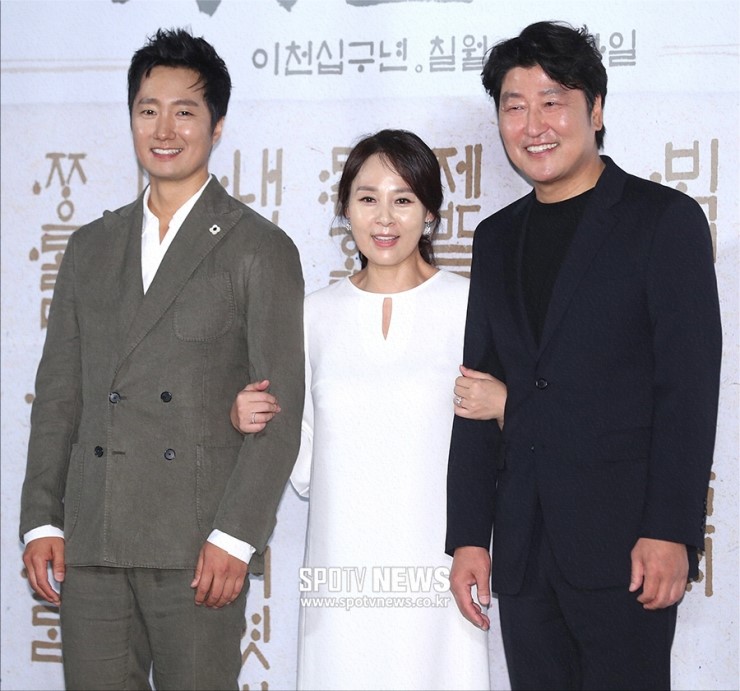  봉준호,송강호 조문..전미선 빈소 눈물바다..